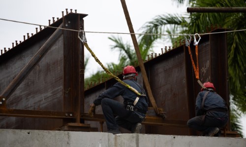 Mobilidade Urbana: vigas para construção de nova ponte começam a ser içadas em Volta Redonda